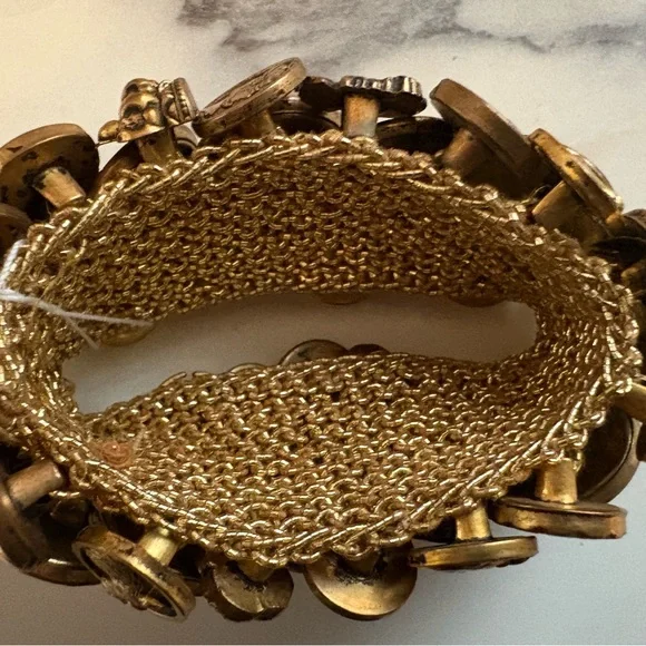 Vintage Bracelet*Stretch Goldtone Button Bracelet with Intricate Designs - Picture 7 of 8